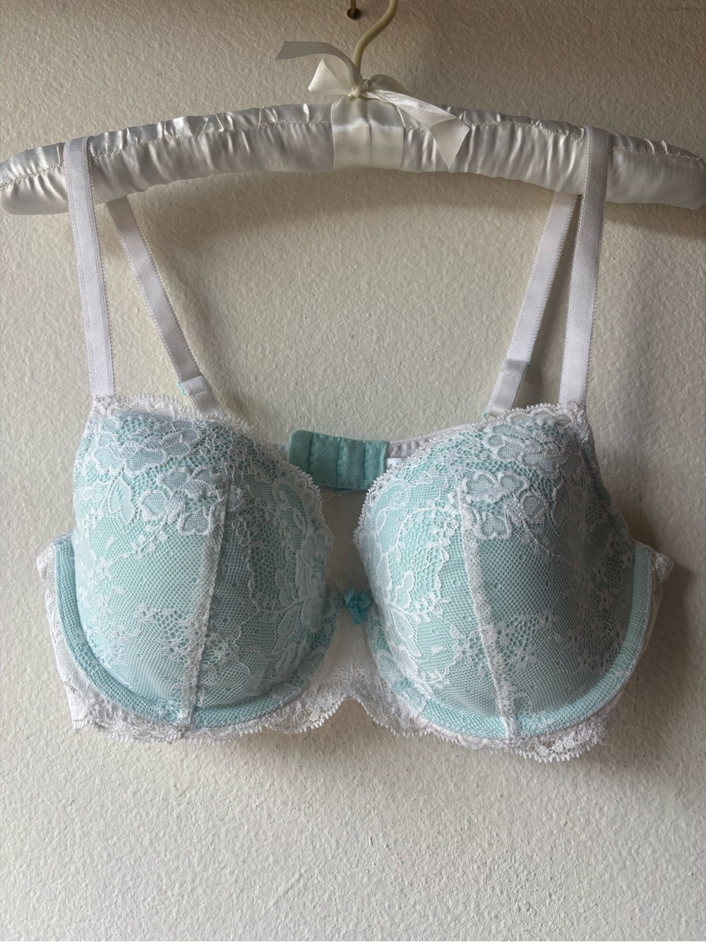 I do Victoria's Secret Bridal White & Teal Lace Bra